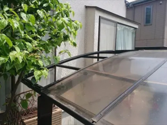 雪の重みによって破損したカーポート